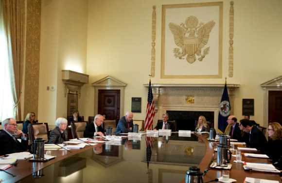 FOMC gồm 19 thành viên, trong đó có 12 thành viên bỏ phiếu hàng năm